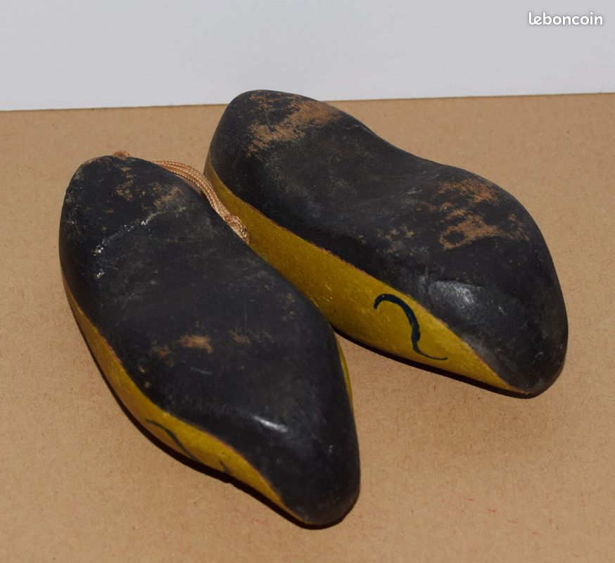 Petite paire de sabot en bois peint et marqué HOLLAND 1944 (image 3)