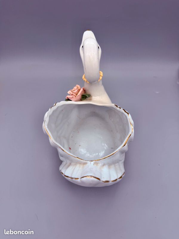 Jardinière en porcelaine représentant un cygne, décor floral en reliefs, fleurs peintes et rehauts dorés. Très bon état général. 16x11x17 cm (image 3)