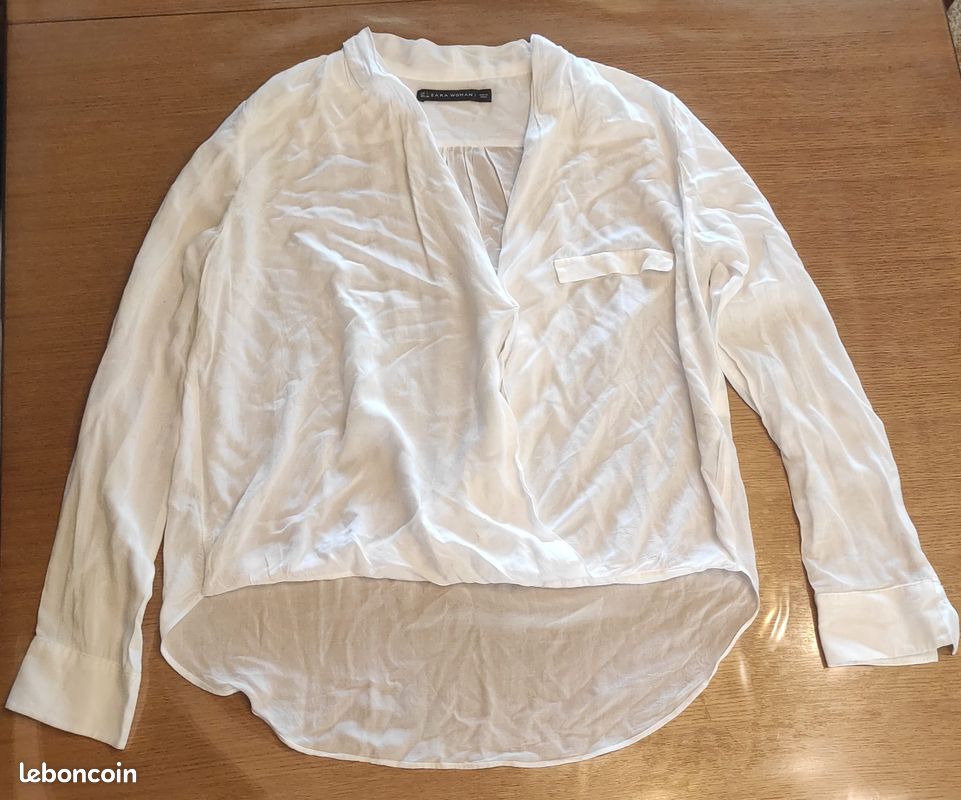 Chemise basique blanche très légère, manches longues, joliment décolleté (image 1)