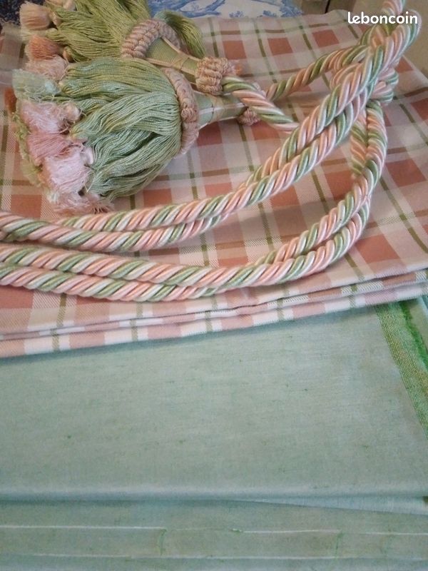 Coupon tissu de qualité (satiné) 1m40 x 1m10 (image 2)