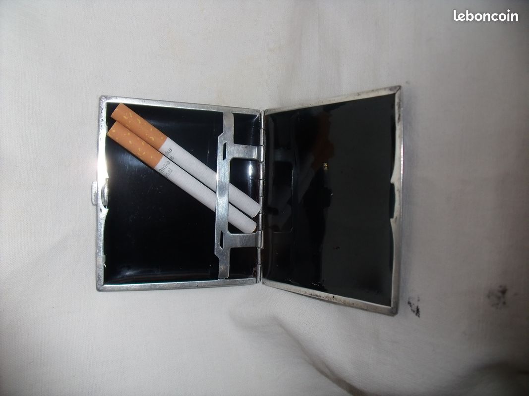 Porte cigarette en plastique et aluminium, Vintage (image 1)