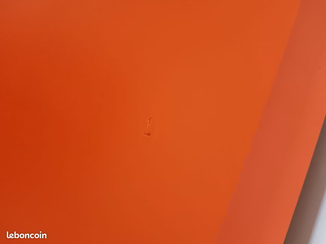 Table de chevet et étagère murale orange (image 6)