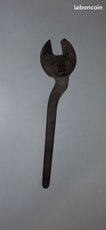 Ancienne clé a molette (image 1)