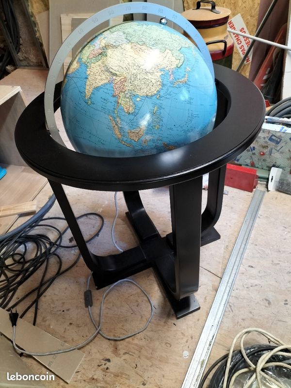 Globe sur pied lumineux (image 2)