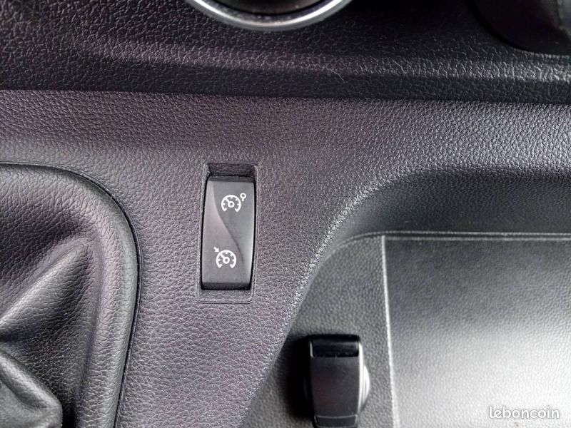 Renault Master Fg 17 500 HT L2H2 2.3 Blue dCi 135ch Confort (image 14)