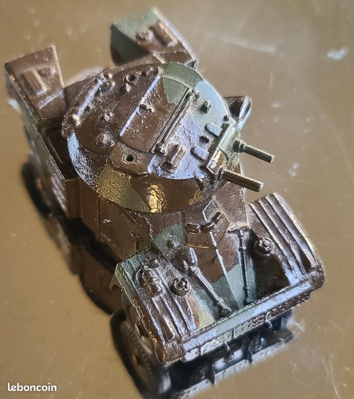 Auto-mitrailleuse AML PANHARD de DINKY TOYS FRANCE