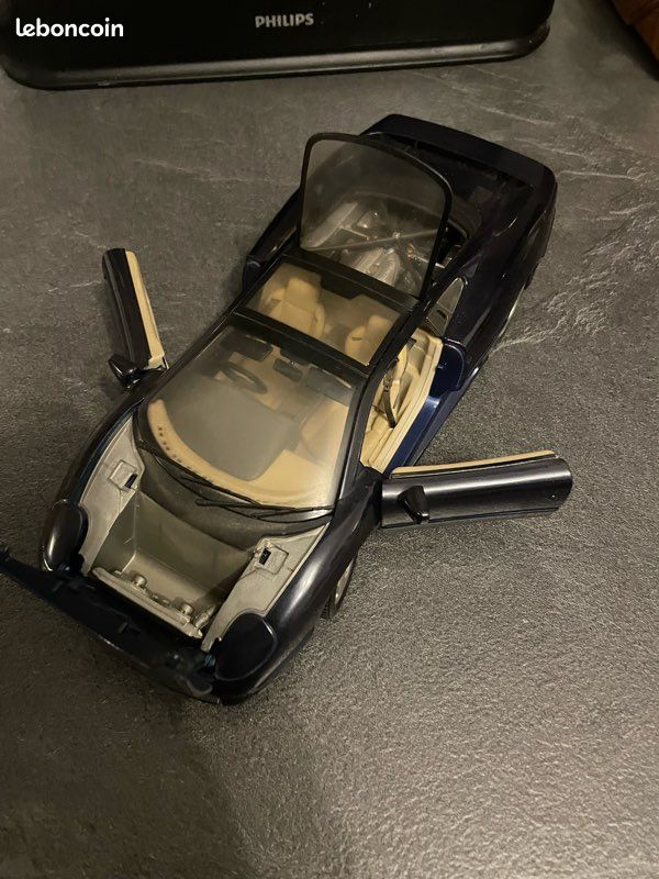 Modèle réduit Jaguar E Cabriolet (1961) : Collection Gold Echelle 1/18