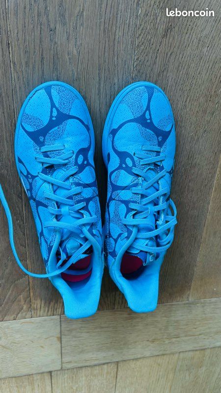 Chaussures de foot Kipsta bleues – pointure 40 (image 1)