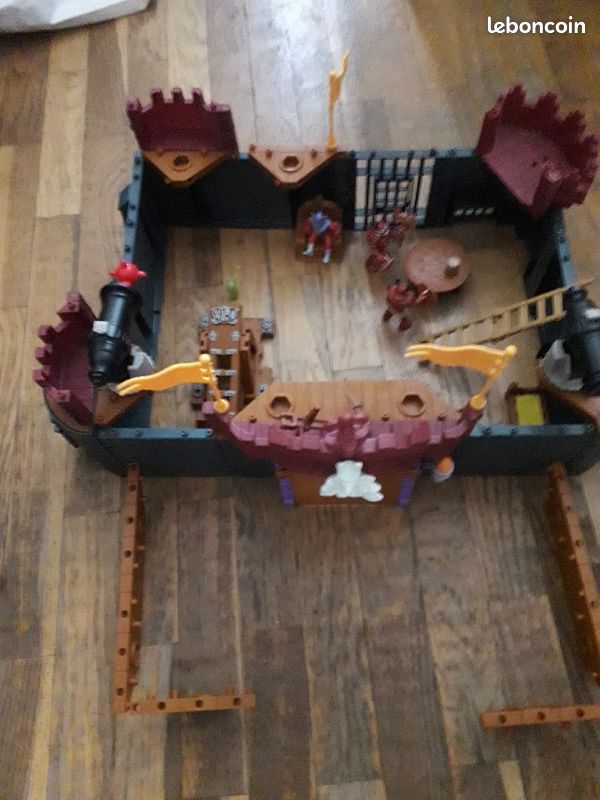Château avec figurines pour s'amuser (image 2)