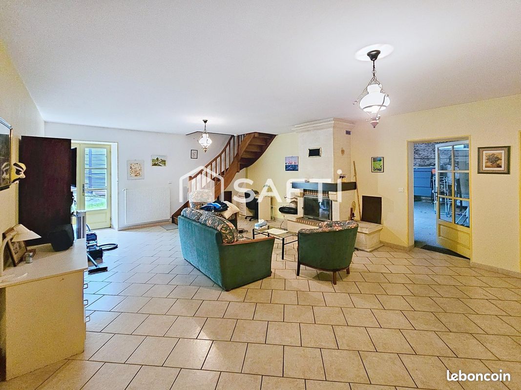 Maison 8 pièces 205 m² · à Saint-Léon-sur-l'Isle · 205 m² · 211 000 €