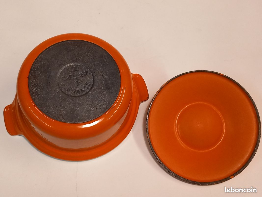 Emportez votre cocotte partout avec vous, en la gardant bien au chaud et parfaitement protégée. Découvrez-en plus, lien en bio. #LeCreuset