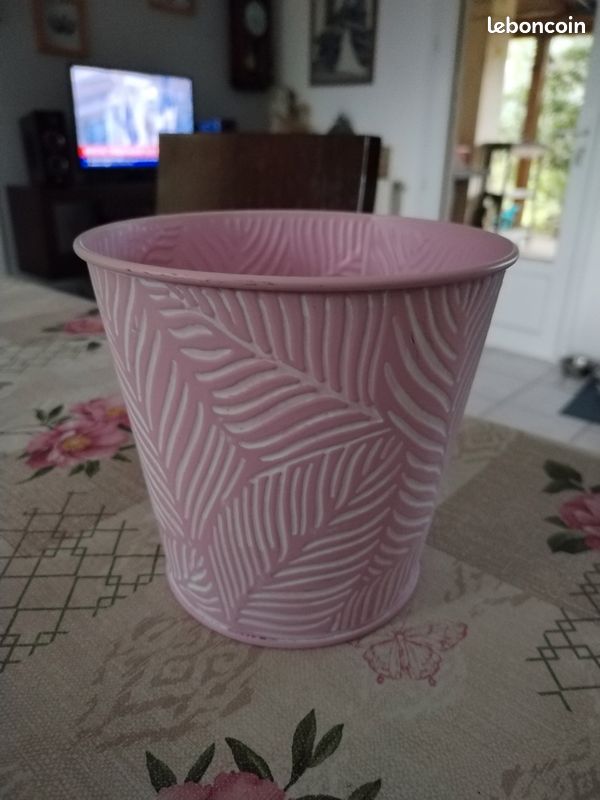 Joli cache pot en métal décoré feuilles en relief, de chez gamm vert jamais servi (image 1)
