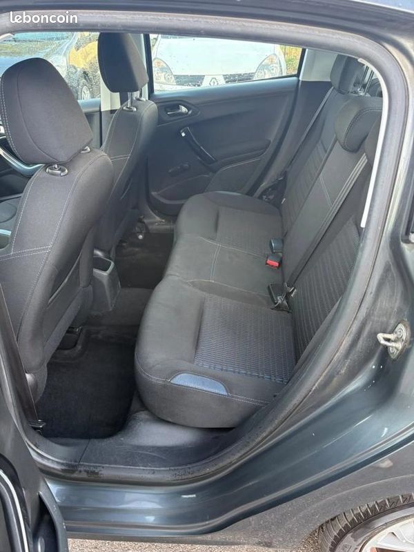 Peugeot 208 GENERATION-I 1.6 E-HDI 115 ALLURE (image 14)