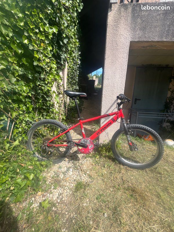 Vélo btwn rouge 8-10 ans très bon état (image 2)