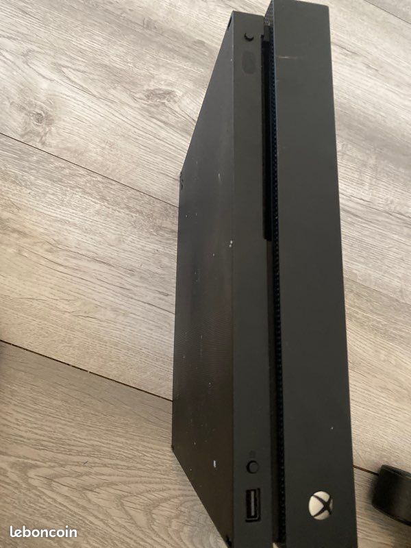 Je voudrais vendre ma Xbox utiliser trois fois même pas, elle est comme neuf ça fait longtemps qu’on l’a, elle est restée dans un placard, un petit peu poussiéreuse (image 1)
