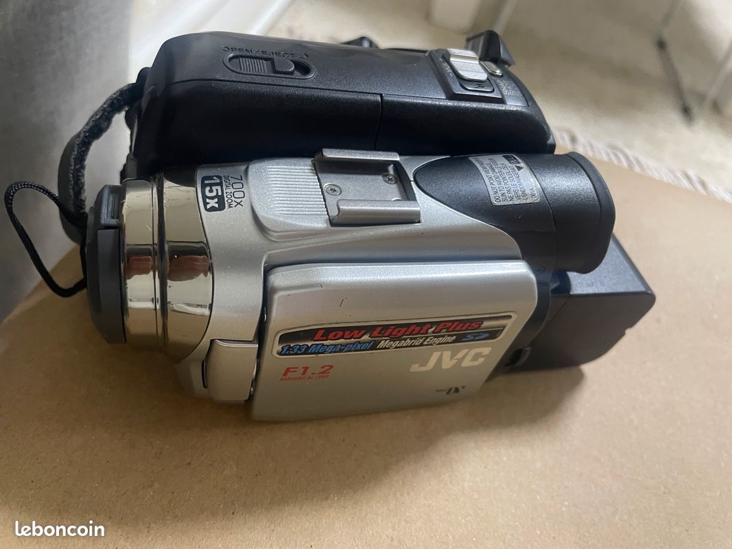 JVC GR-DF540E – Caméscope Mini DV Numérique – Pour Pièces / Réparation