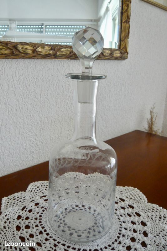 JOLIE CARAFE ANCIENNE à VIN, VERRE CISELE, BOUCHON à FACETTES (image 1)