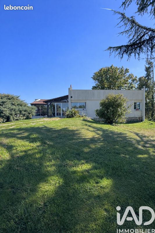Maison 8 pièces 196 m² · à Les Peintures · 196 m² · 245 000 €