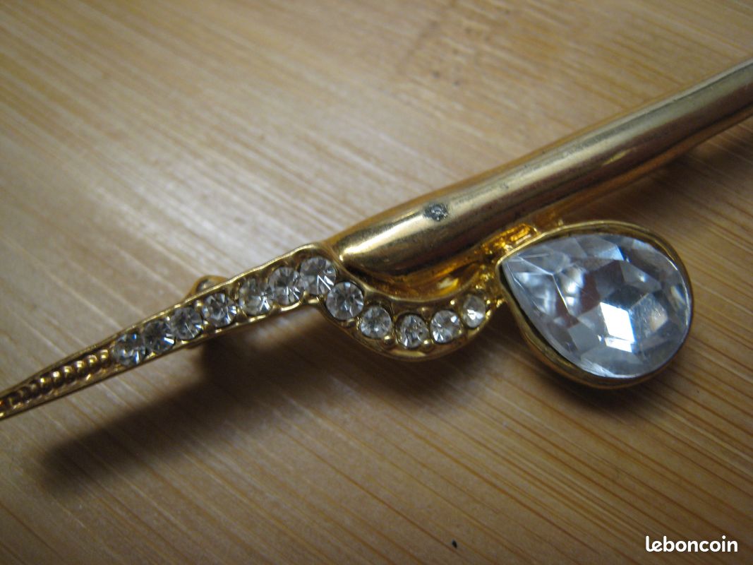 Grande Broche Vintage En Forme De Diamant – Métal Doré Et Strass – Sans Marque – Neuf Sans Emballage