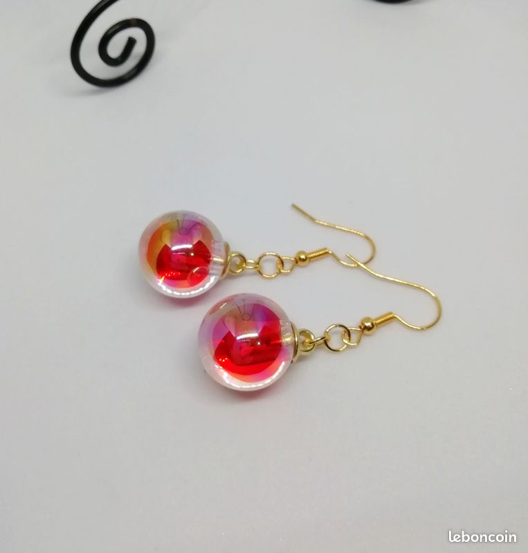 Boucles d'oreilles boules transparentes irisées de rouge (image 2)