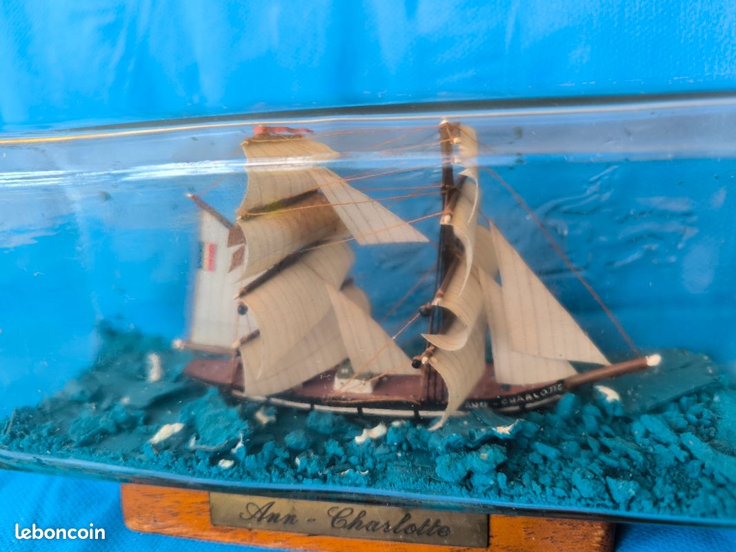 Bateau En Bouteille - Voilier à Quai - Artisanat Français - Verre Et Bois