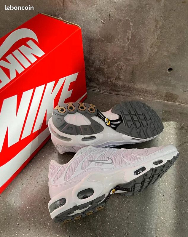 Chaussure Nike TN blanches avec semelle air (image 4)