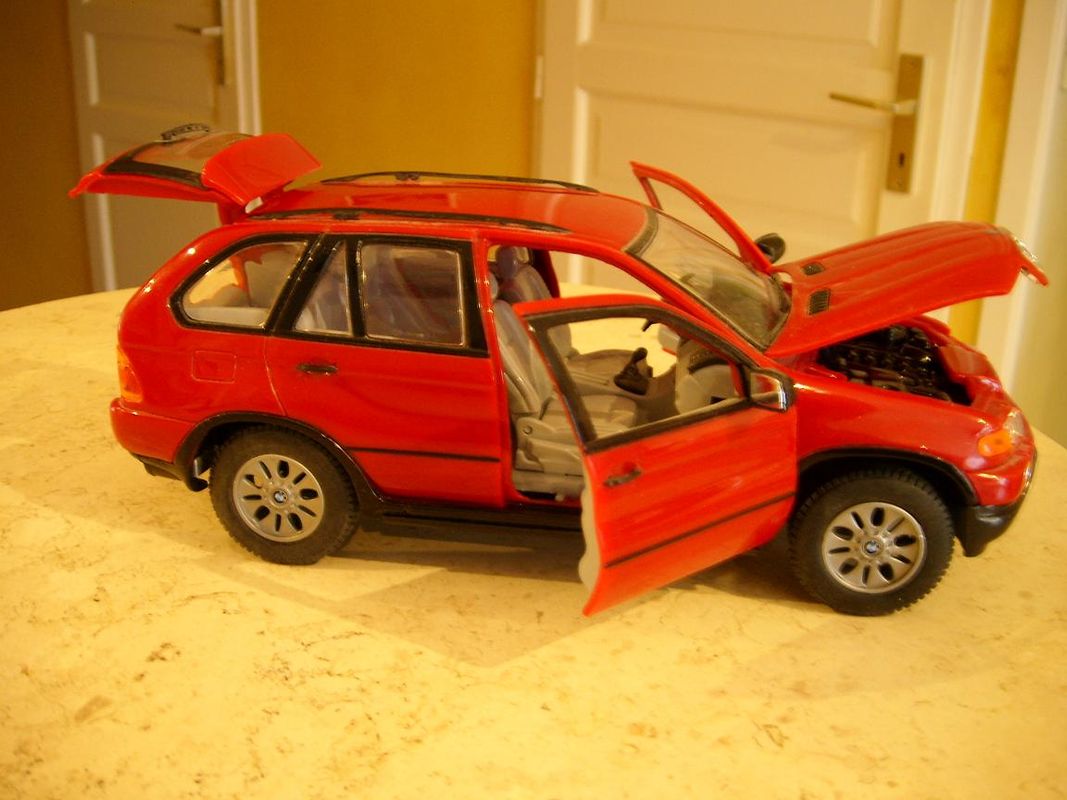Voiture miniature BMW X5 - Équipement auto
