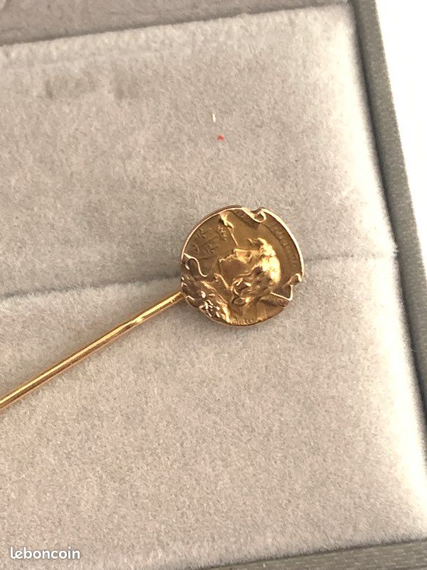 Epingle De Cravate Signée Cartier En Or 18k
