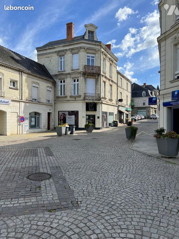 Immeuble 250 m² · à Longué-Jumelles · 250 m² · 296 800 €