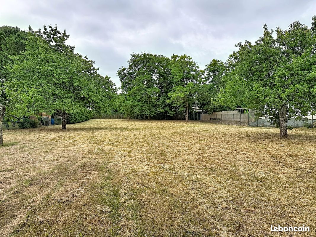 Terrain 850 m² · à Montlouis-sur-Loire · 850 m² · 90 000 €