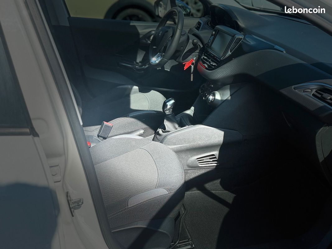 PEUGEOT 208 1.6 HDI 75 Cv Style * 114 000 Kms * 5 Places * Gps (image 7)