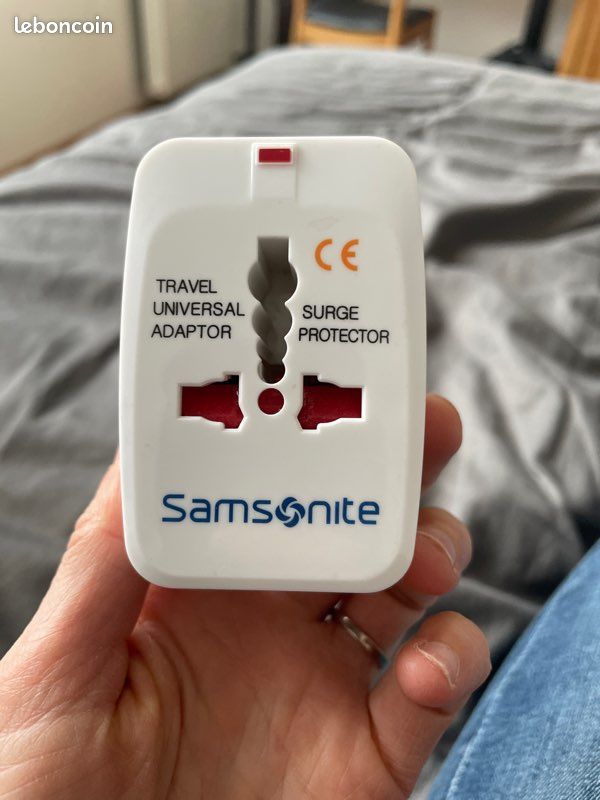 Adaptateur secteur universel pour voyages australiens - Test et Avis