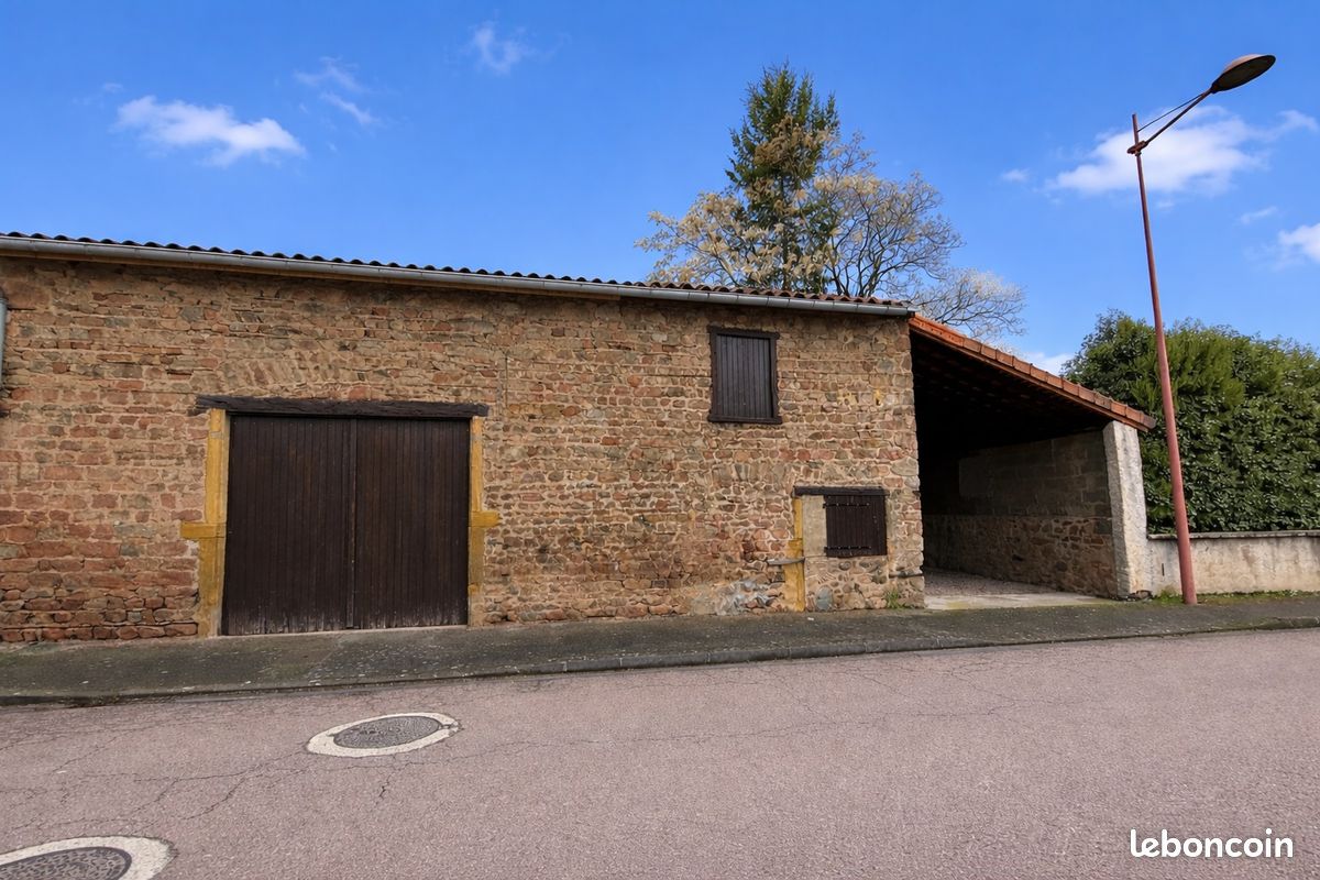 Maison 2 pièces 180 m² · à Commelle-Vernay · 180 m² · 130 000 €
