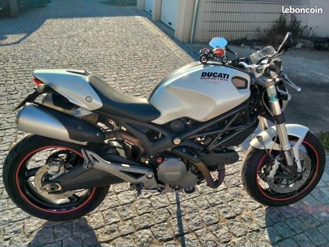 Ducati Monster 696 - 2010 (image 1)