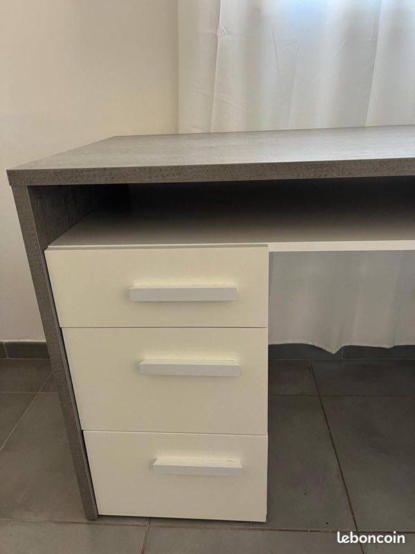 Bureau (image 2)