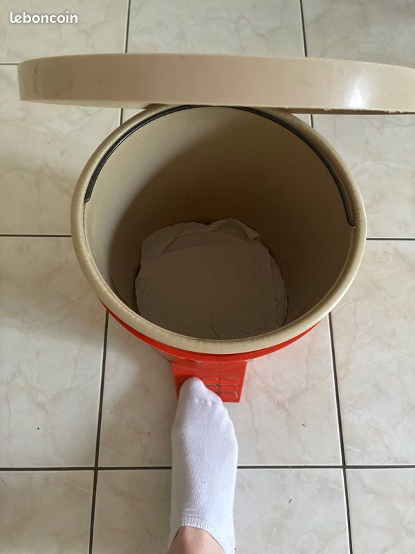 Poubelle à pied (image 2)