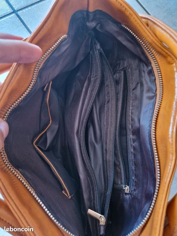 Tres beau sac a main en cuir bon etat marque la