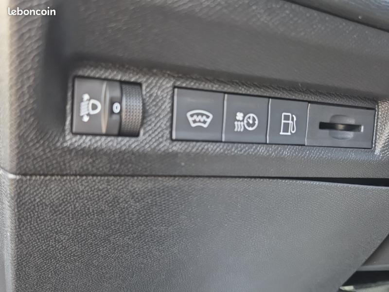 Peugeot 408 PHEV 225ch Allure Pack e-EAT8 (image 17)