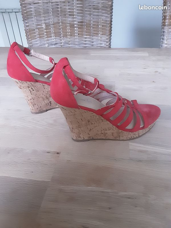 Chaussures Bata rouge talons compensés (image 2)