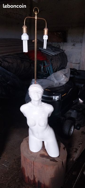 Vend lampe sur socle bois (image 1)