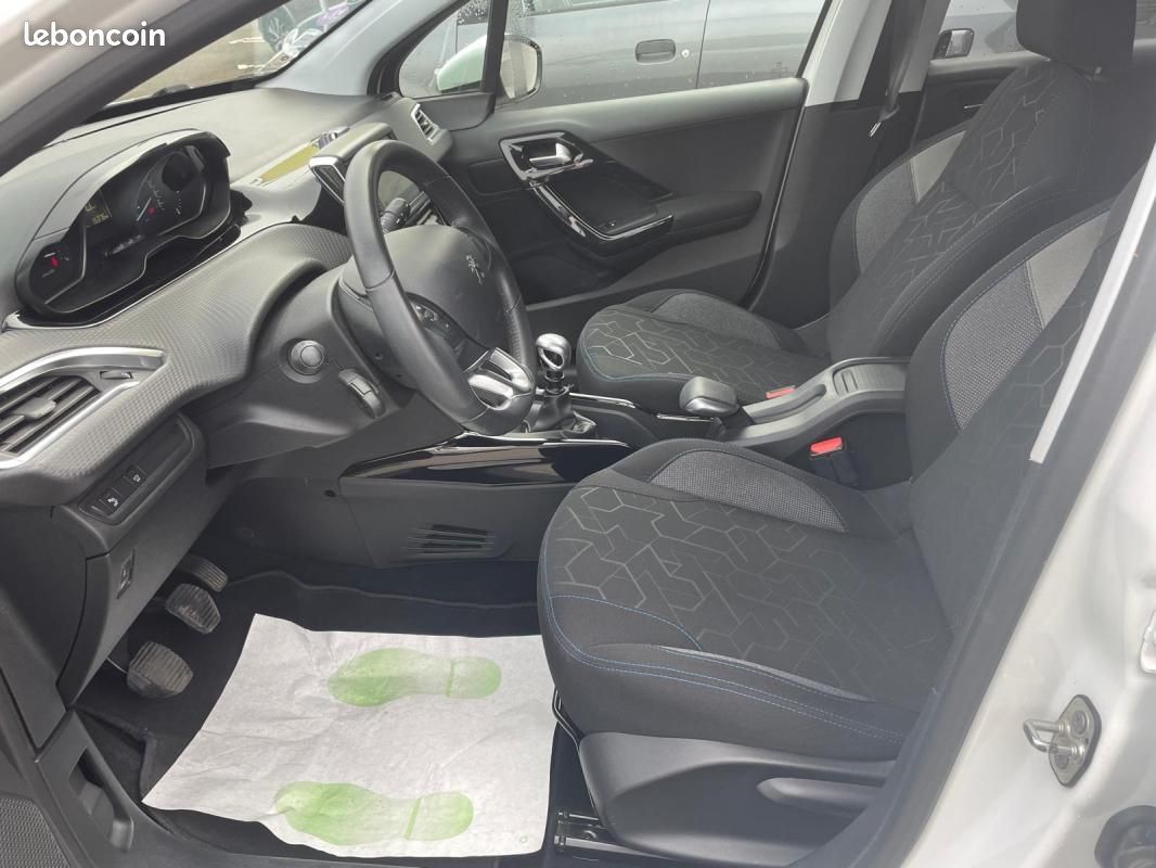 Peugeot 2008 PURE TECH 110CH SIGNATURE (image 8)