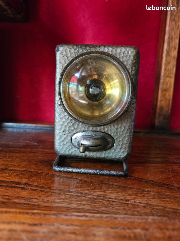 Lampe De Poche Vintage Ancienne Des Années 1930 "Daimon" En Fer Rustique - Pièce De Collection Rare