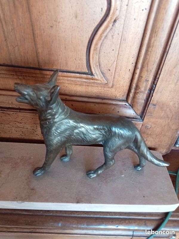 LAMPE À DÉCOR de chien en régule, verre coloré et socle en marbre
