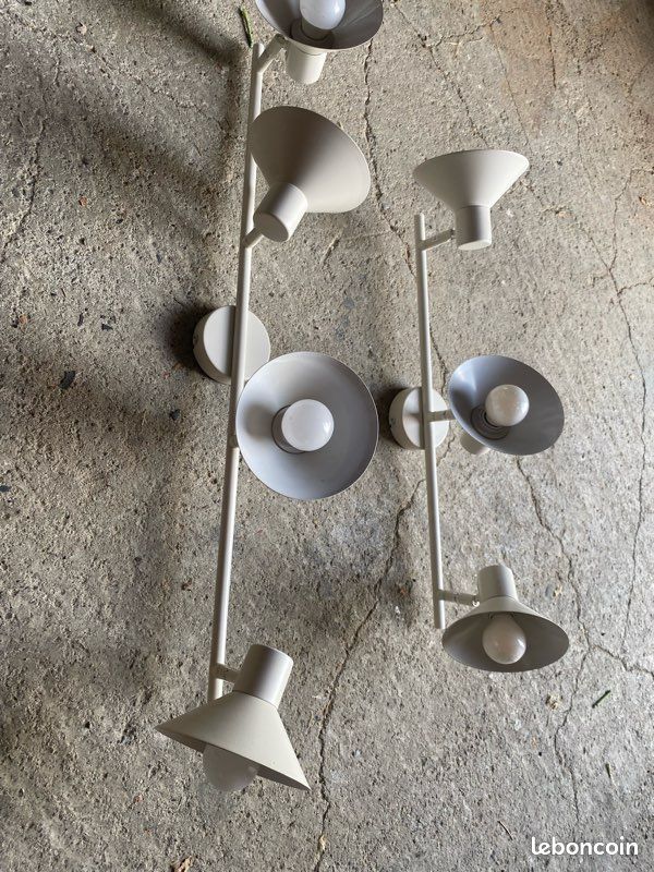 Spots (image 1)