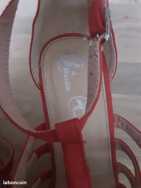 Chaussures Bata rouge talons compensés (image 4)