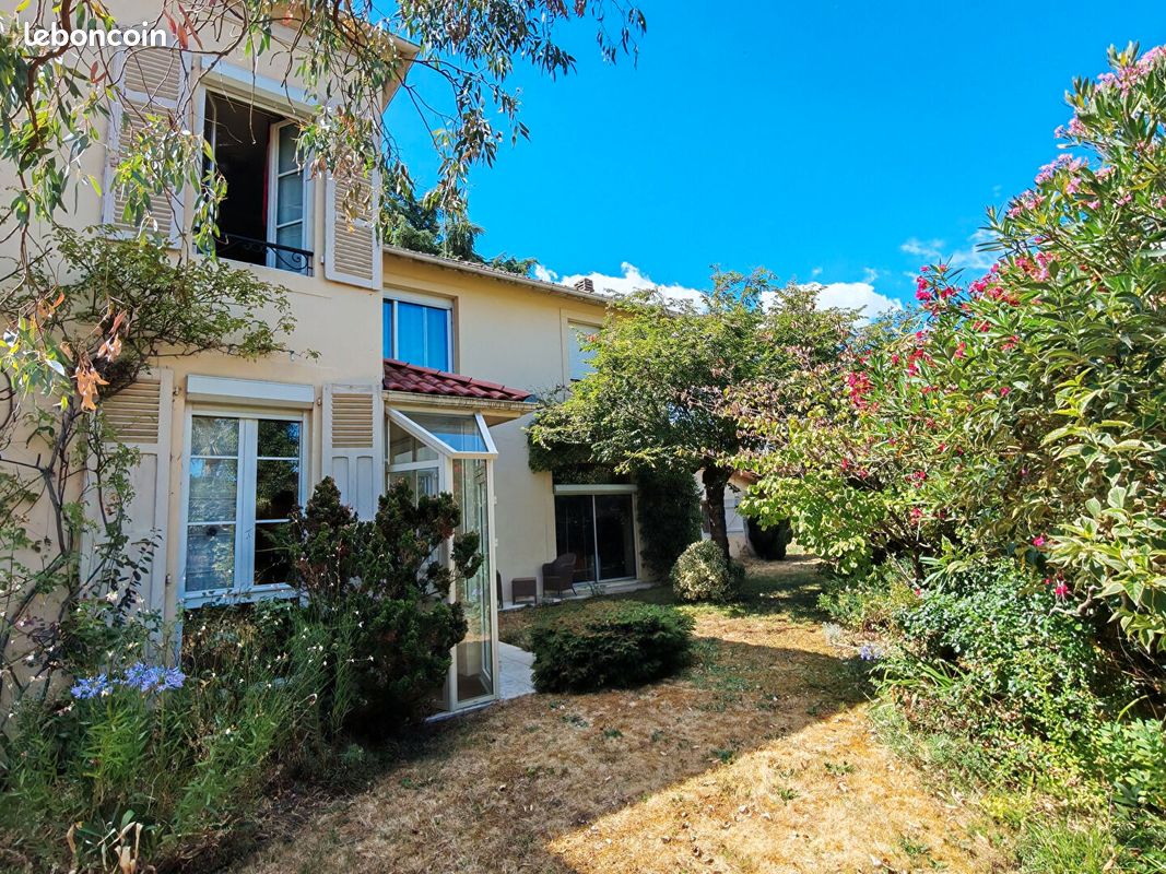 Maison 10 pièces 272 m² · à Bizanos · 272 m² · 650 000 €