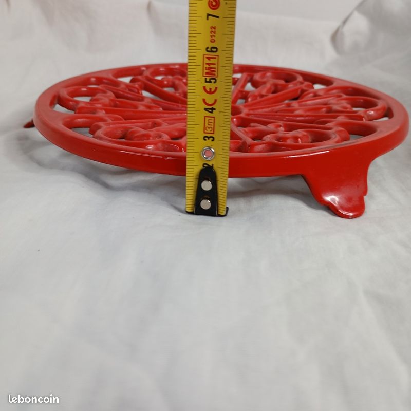 Dessous de plat en fonte rouge - France