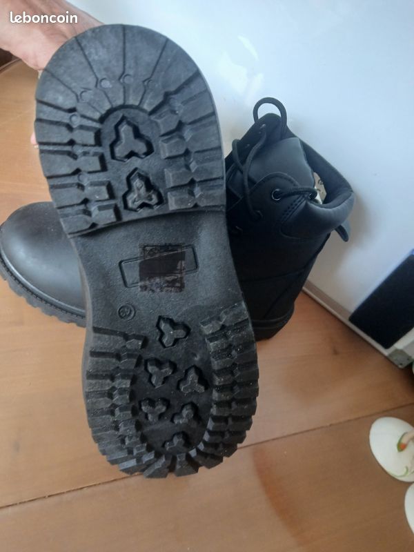 Paire bouillons noir montant, neuf, p43, botines homme "style Timberland " a lacets (image 3)