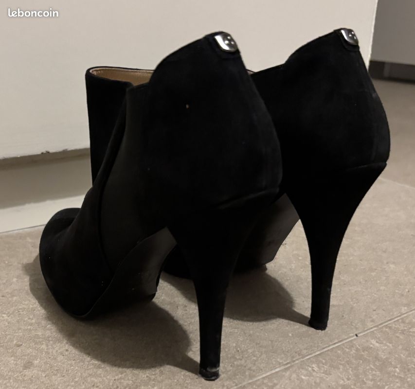 Escarpins Guess à Talons Hauts - Taille 8 (US Women), Style Pumps, Occasion