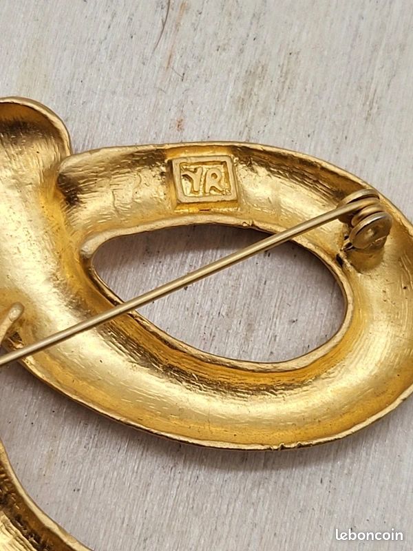 Grande broche couture ancienne vintage en métal doré cuivré et st